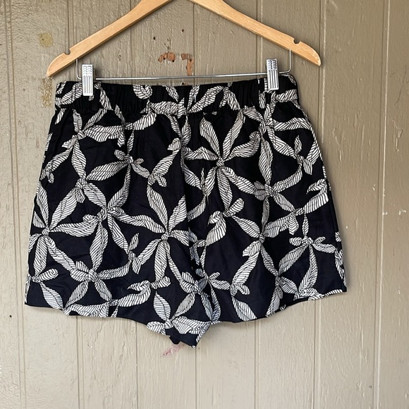 Loft petite pleated shorts in ribbon linen blend - Picture 3 of 7